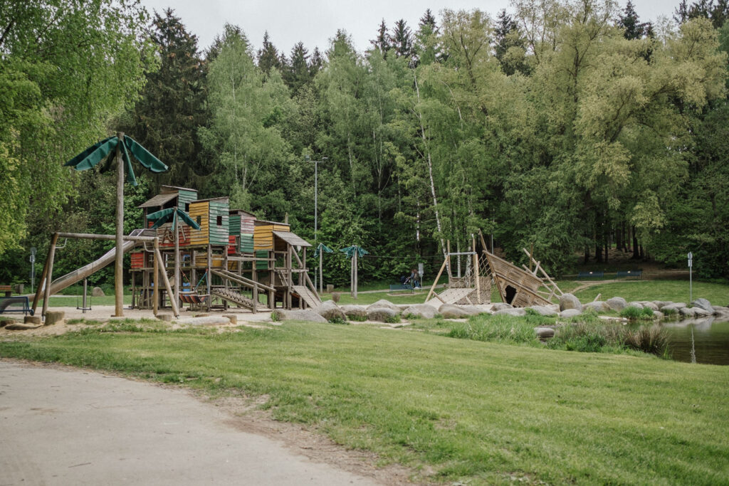 Abenteuerspielplatz am Labyrinth, Kletterwald und Badestrand am Untreusee